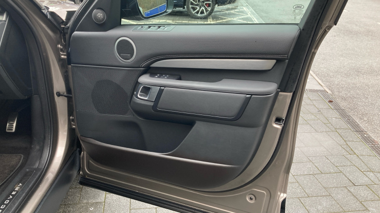 Land Rover Discovery 3.0 D300 Dynamic SE 5dr Auto Diesel Station Wagon